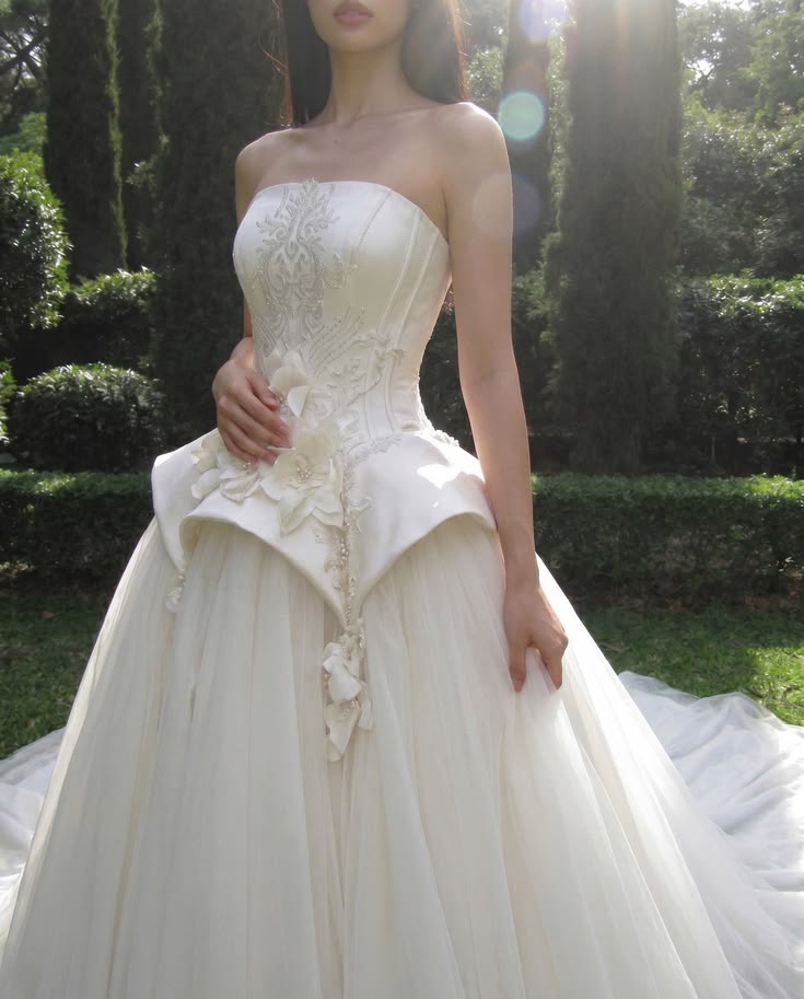 Romantic White Tulle Wedding Dress Strapless Ball Gown Appliques Beaded Floral Garden Wedding Dress L419