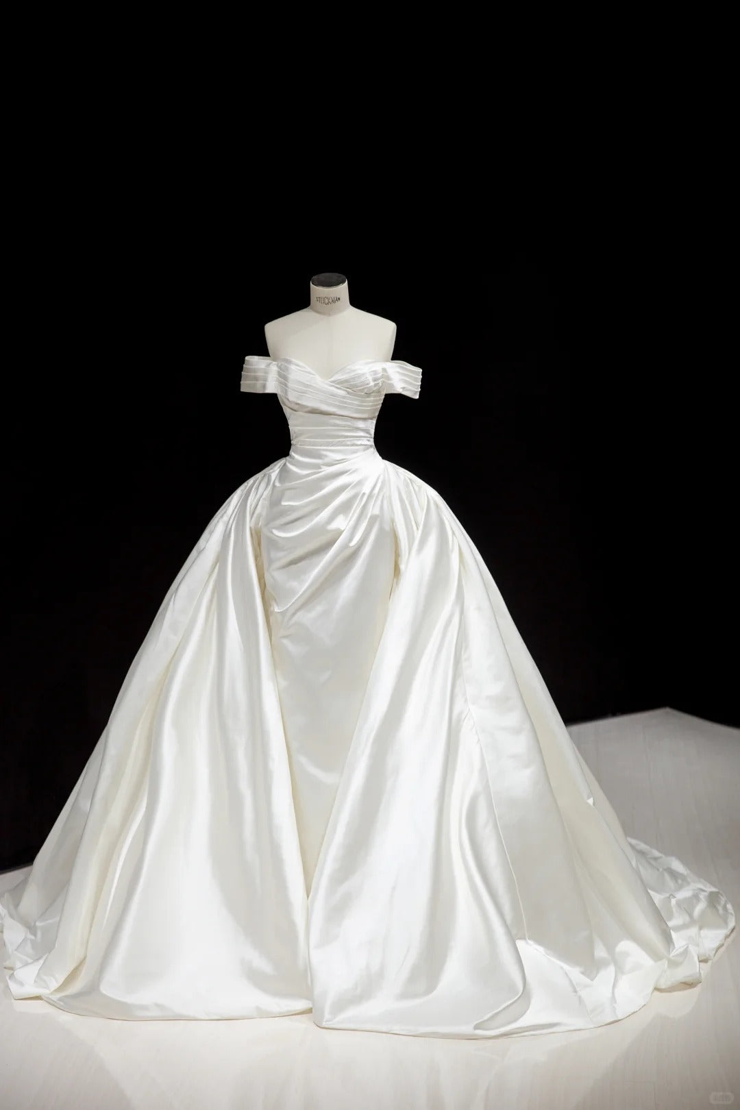 Elegant White Satin Wedding Dress Off-The-Shoulder Ball Gown Ruched Garden Wedding Dress L501