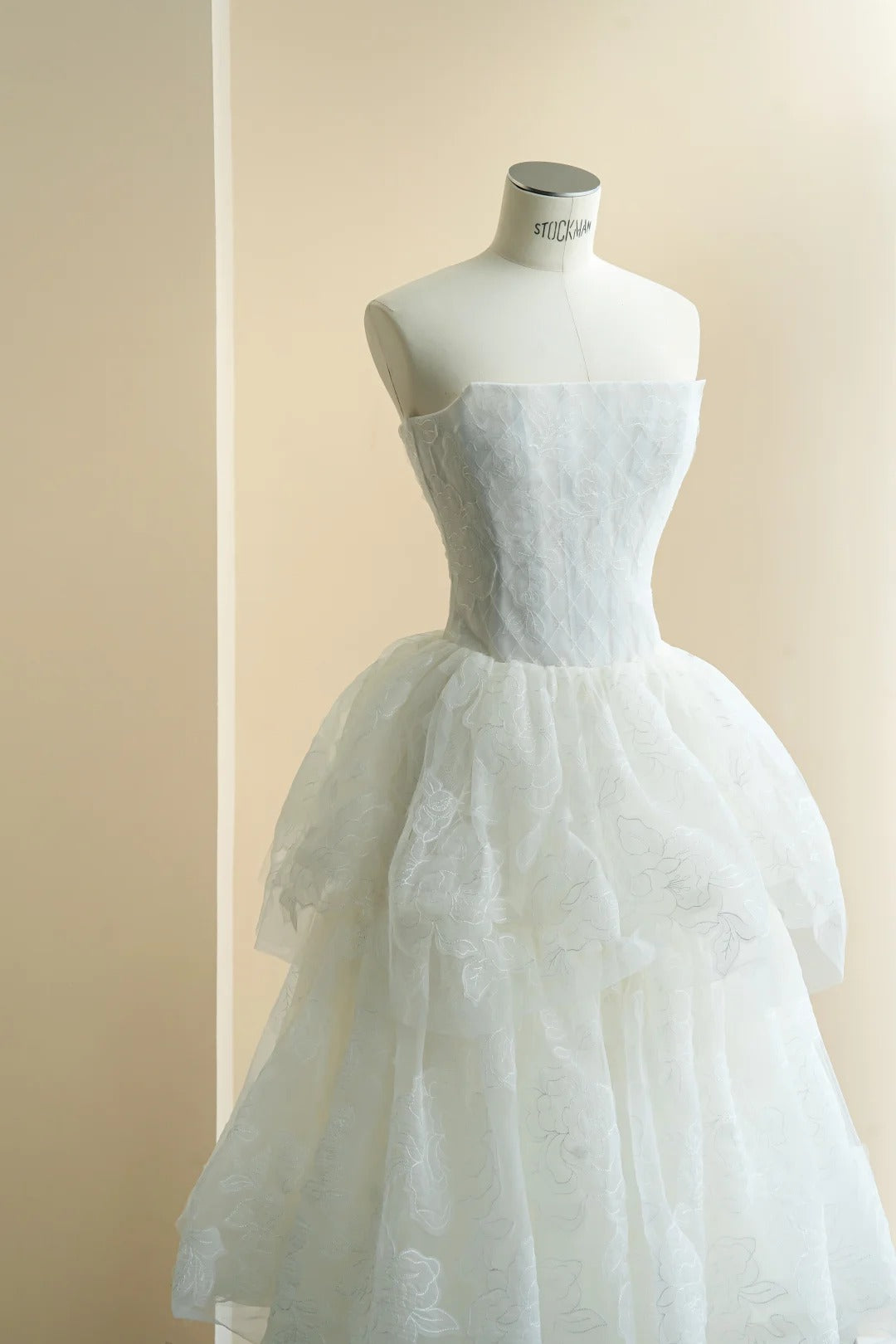Chic White Tulle Wedding Dress Strapless A-Line Lace Appliques Tiered Ruffled Garden Wedding Dress L505