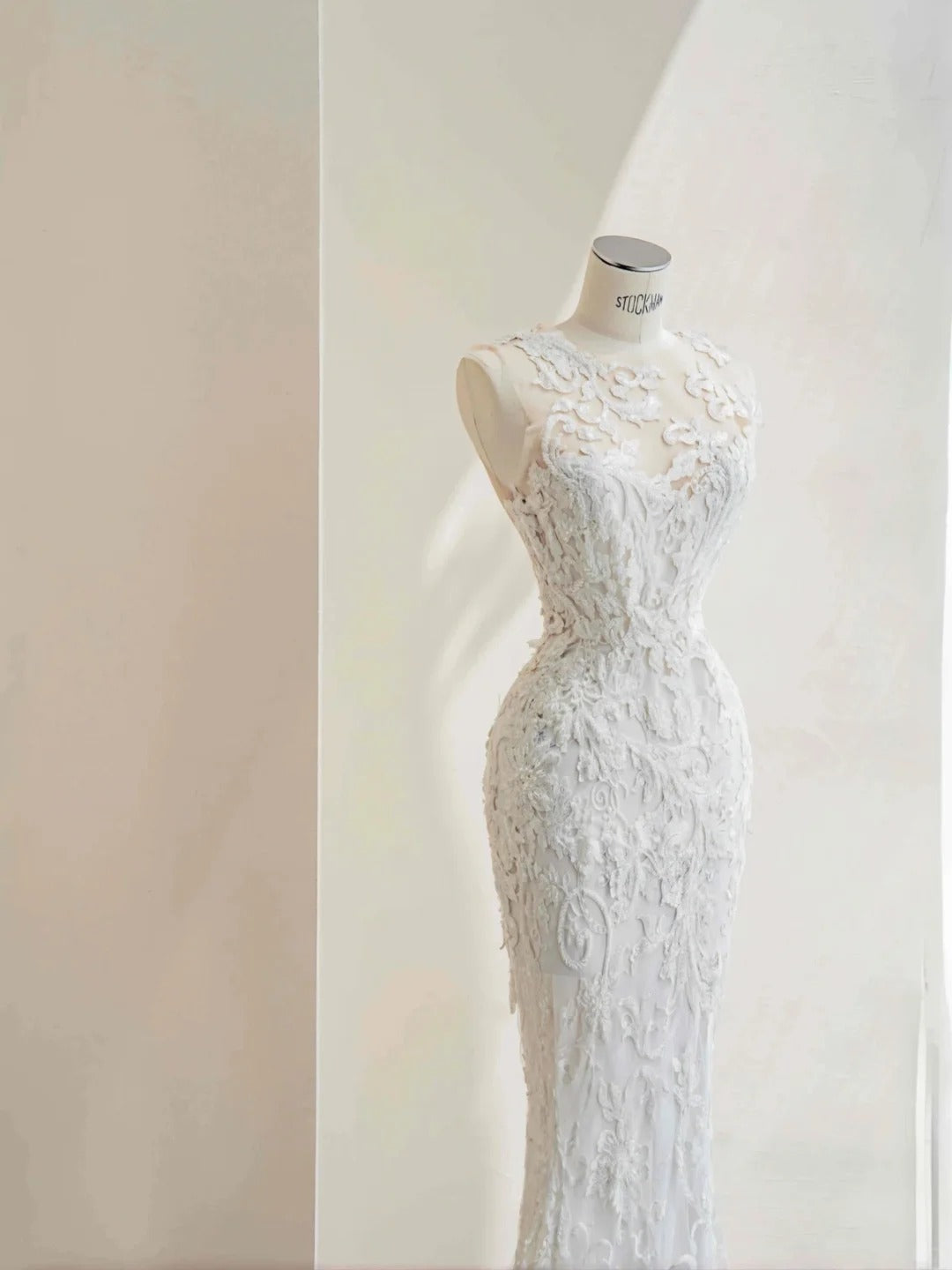Chic White Tulle Wedding Dress Round Mermaid Floral Appliques Ballroom Wedding Dress L508
