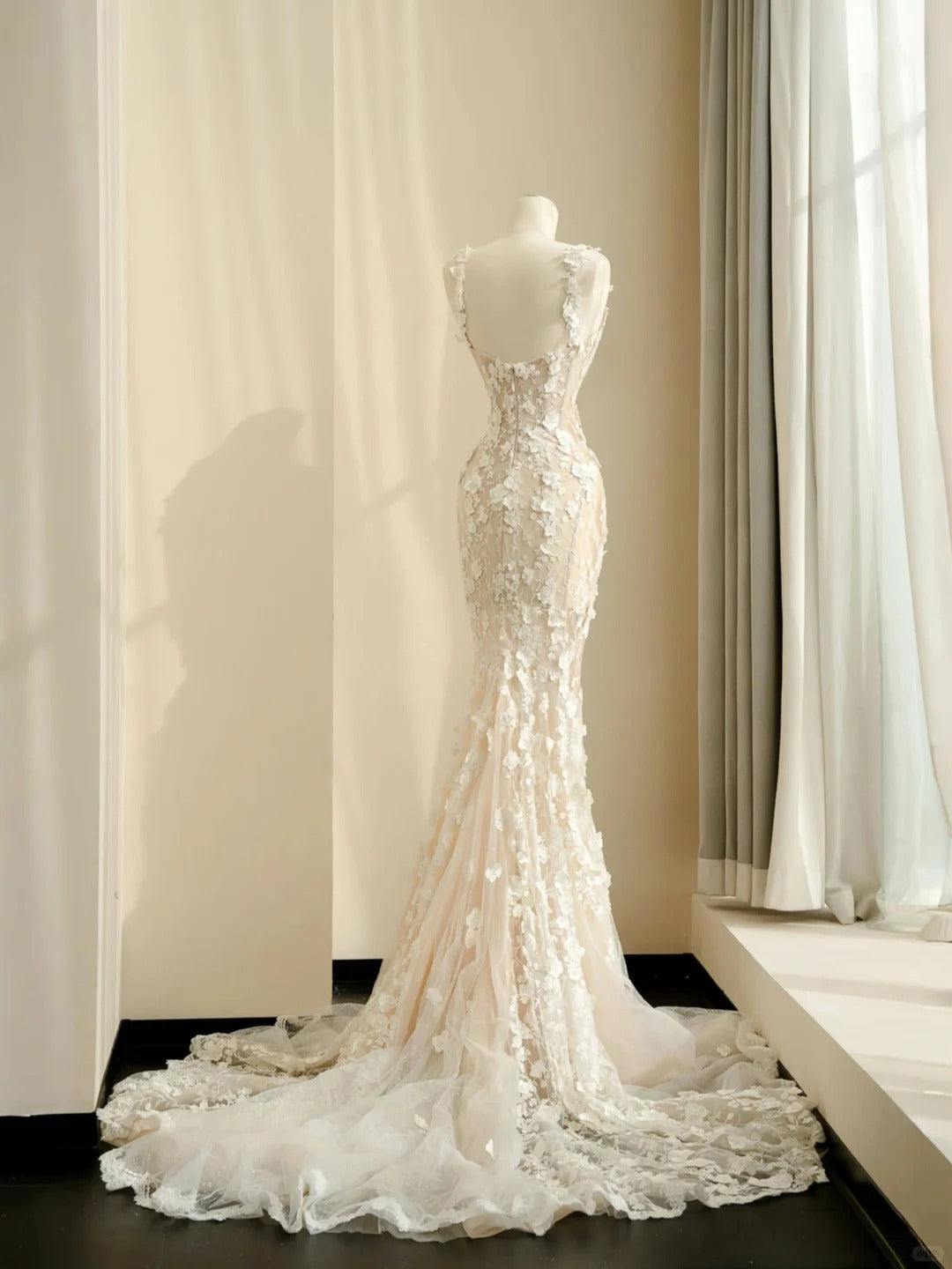 Pretty Nude Tulle Wedding Dress Spaghetti Strap Mermaid Lace Appliques Ballroom Wedding Dress L509