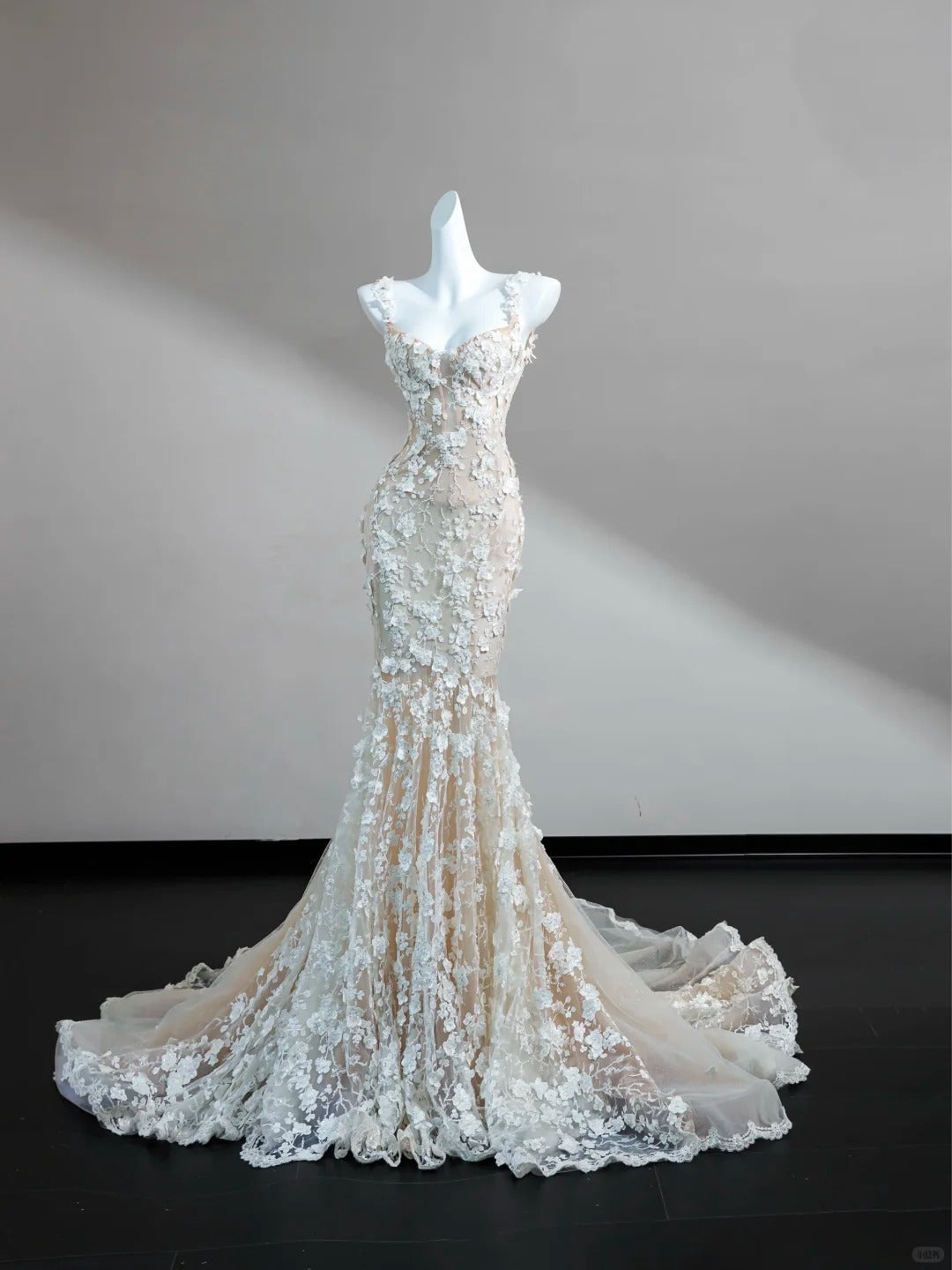Dreamy Nude Tulle Wedding Dress Spaghetti Strap Mermaid Appliques Garden Wedding Dress L558