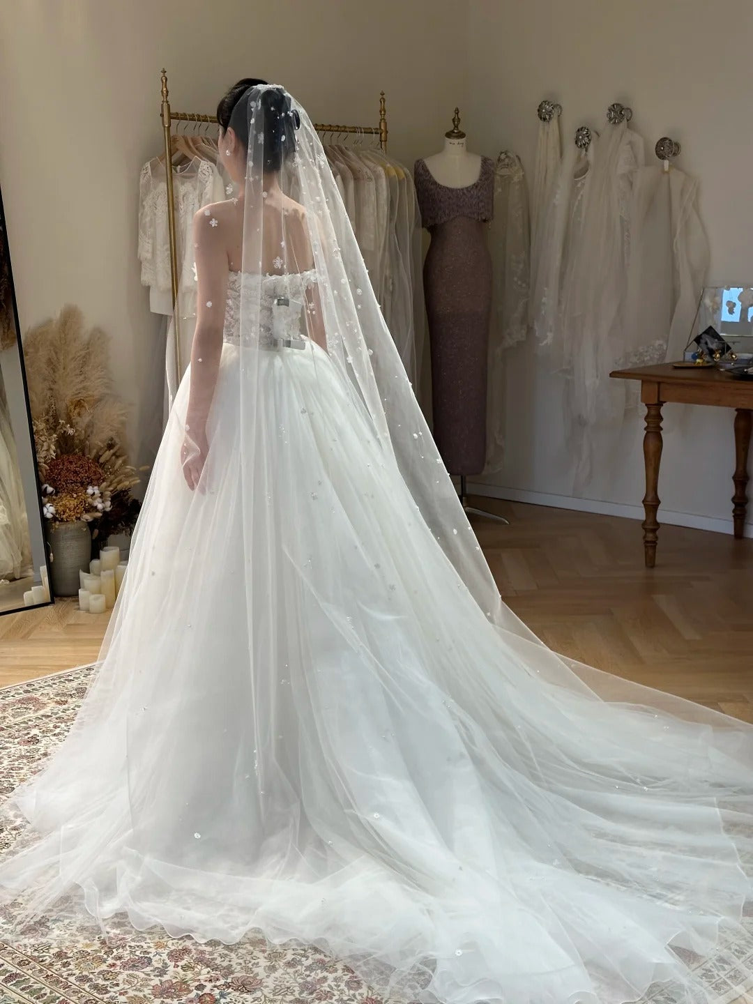 Gorgeous White Tulle Wedding Dress Sweetheart Ball Gown Appliques Beaded Garde Wedding Dress L61