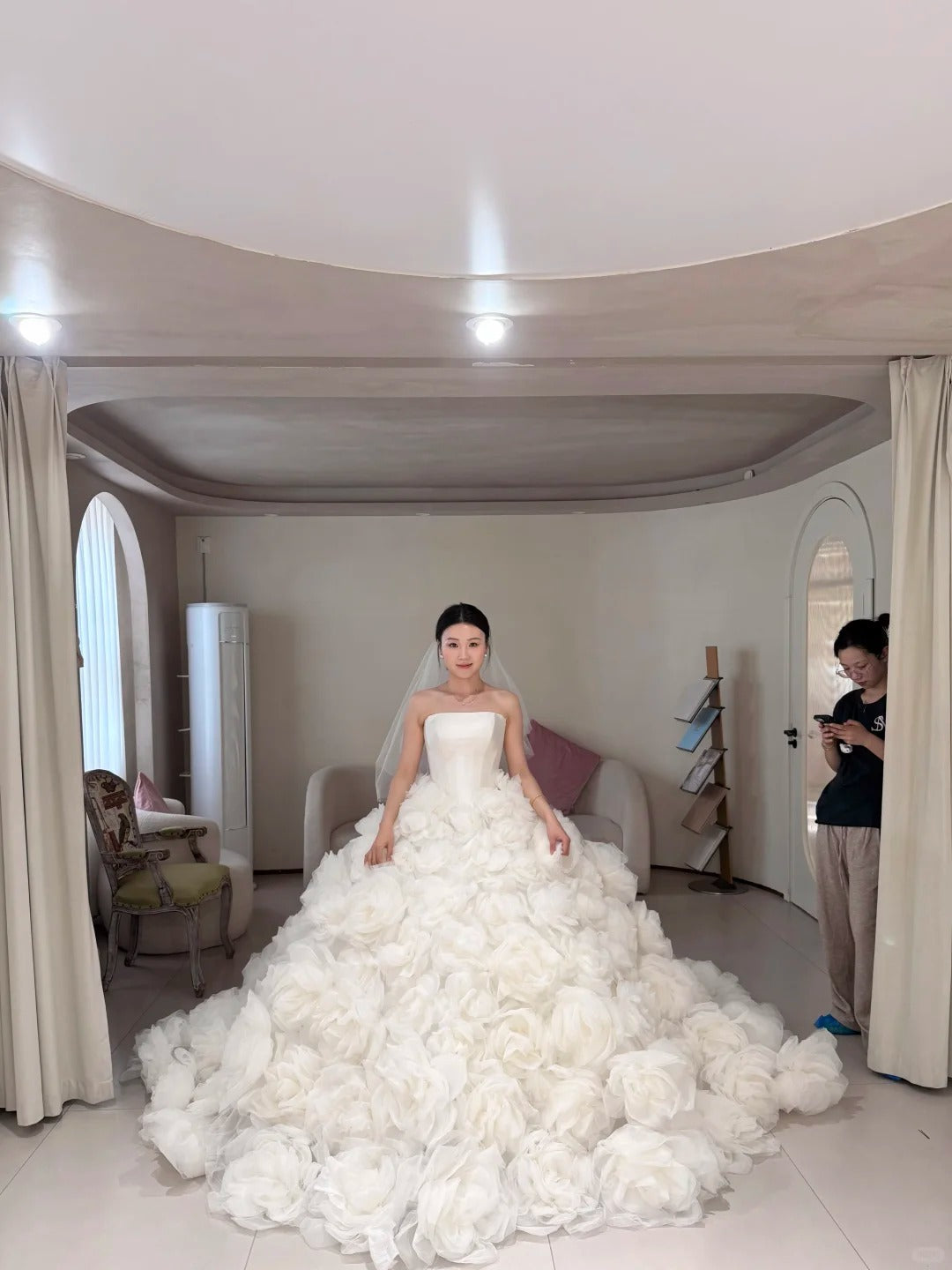 Gorgeous White Tulle Wedding Dress Strapless Ball Gown Floral Appliques Garde Wedding Dress L62