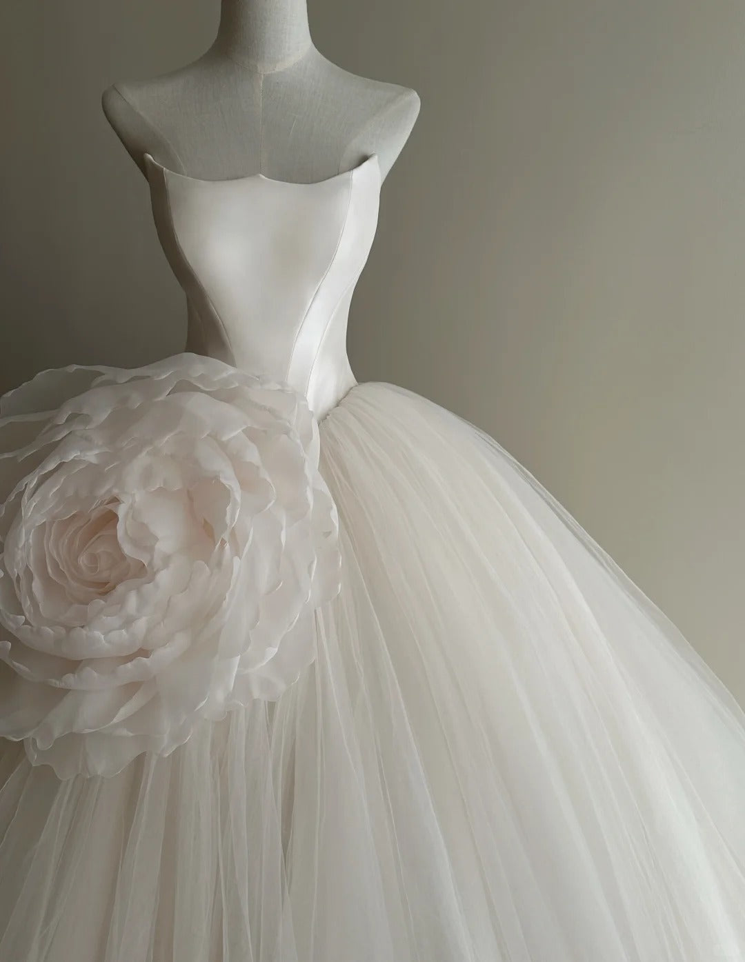 Elegant White Tulle Wedding Dress Strapless Ball Gown Handmade Flower Garden Wedding Dress L88