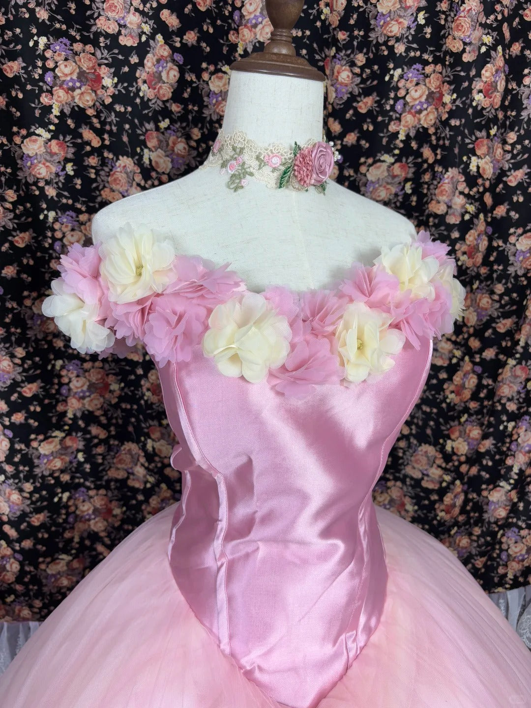 Süßes trägerloses Blumen-Plissee-Tüll-Ballkleid-Geburtstagskleid Quinceanera-Kleid Ballkleid Abendkleid D1986