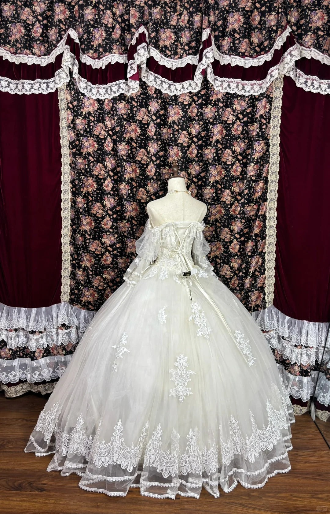 Elegant Sweetheart Neckline Embroidered Lace Pleated Wedding Dress Quinceanera Dress Prom Dress Ball Gown D2081