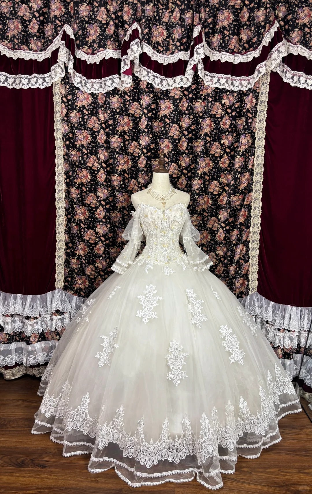 Elegant Sweetheart Neckline Embroidered Lace Pleated Wedding Dress Quinceanera Dress Prom Dress Ball Gown D2081