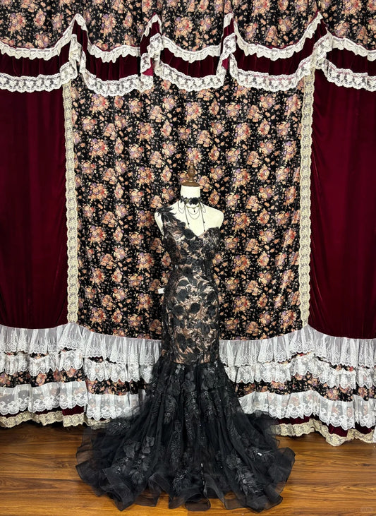 Wunderschönes schwarzes asymmetrisches Schulter-Blumen-Stickerei-Bodenlanges Ballkleid Abendkleid Partykleid D2227