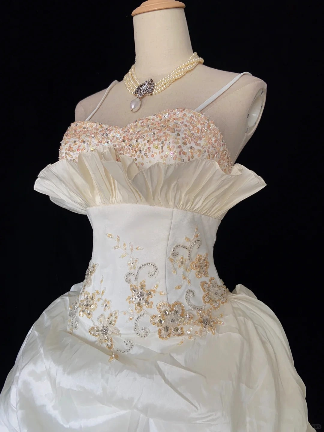Stunning Wedding Dress Spaghetti Straps Pleated Beading Ball Gown Prom Dress Evening Dress Wedding Dress D2425