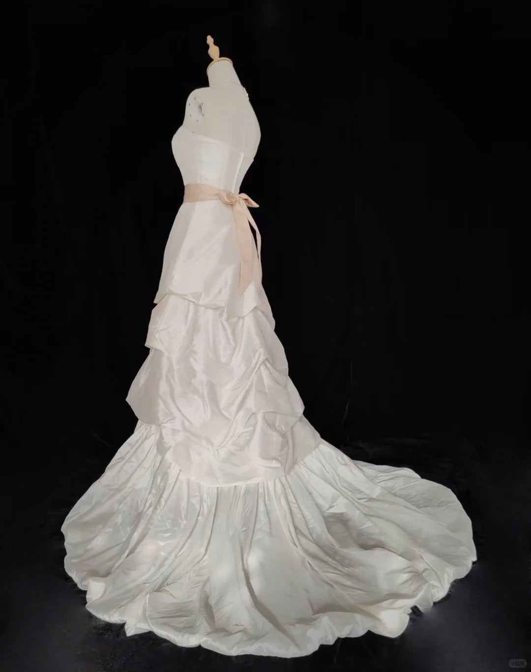 Robe de mariée élégante à plis et bretelles, coupe trapèze, D2524