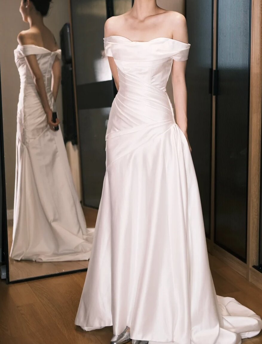 Robe de bal élégante blanche à épaules dénudées et plissée, robe de soirée, robe de gala D2556