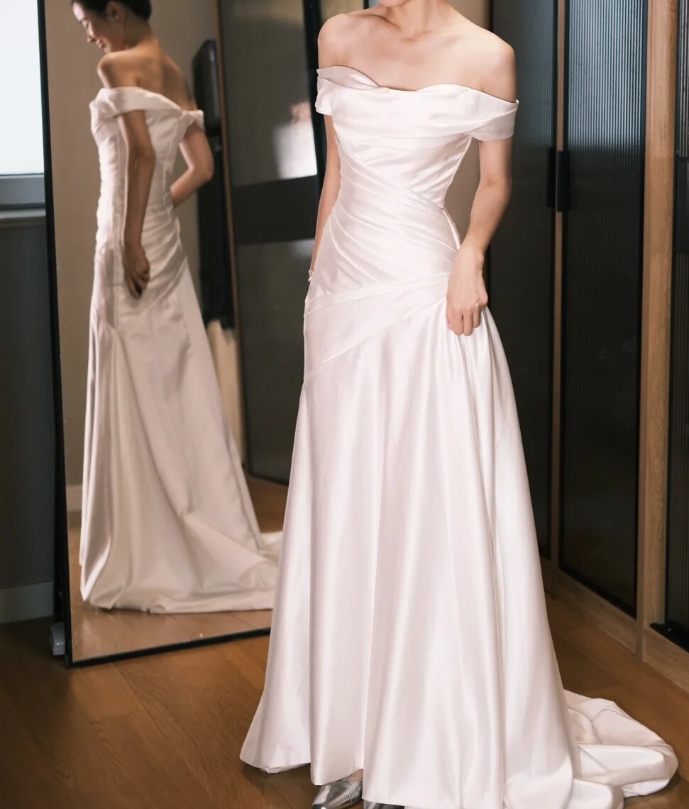 Robe de bal élégante blanche à épaules dénudées et plissée, robe de soirée, robe de gala D2556