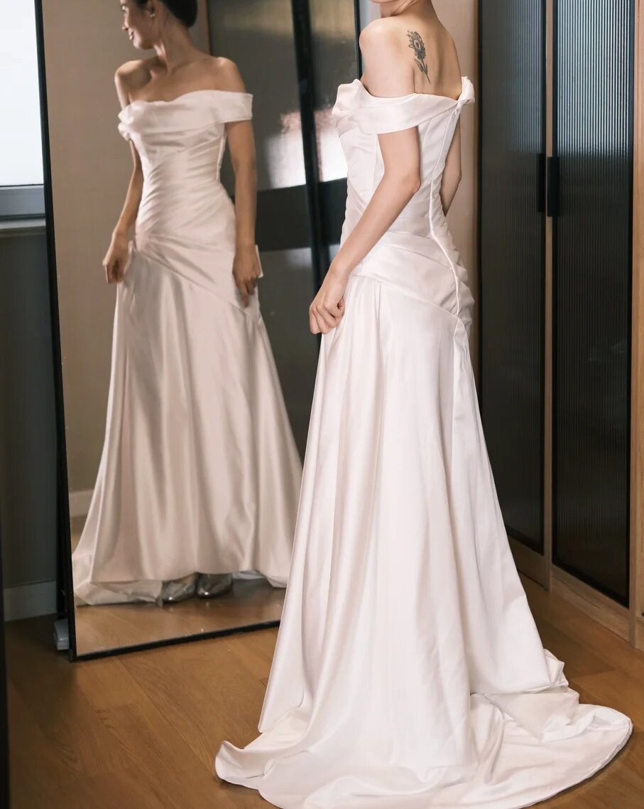 Robe de bal élégante blanche à épaules dénudées et plissée, robe de soirée, robe de gala D2556