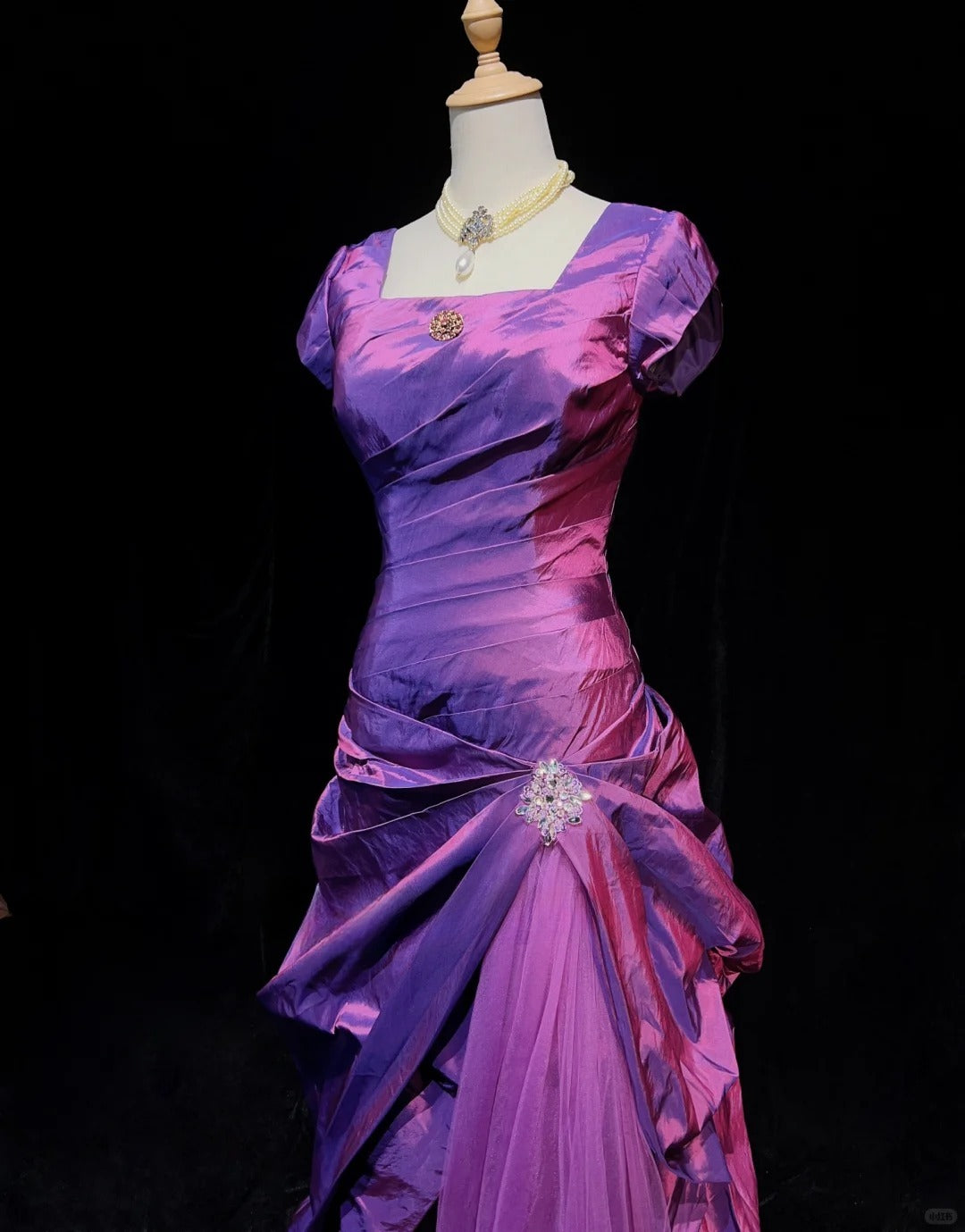 Jolie robe de bal à col carré et tulle plissé, robe de gala, robe de soirée D2607