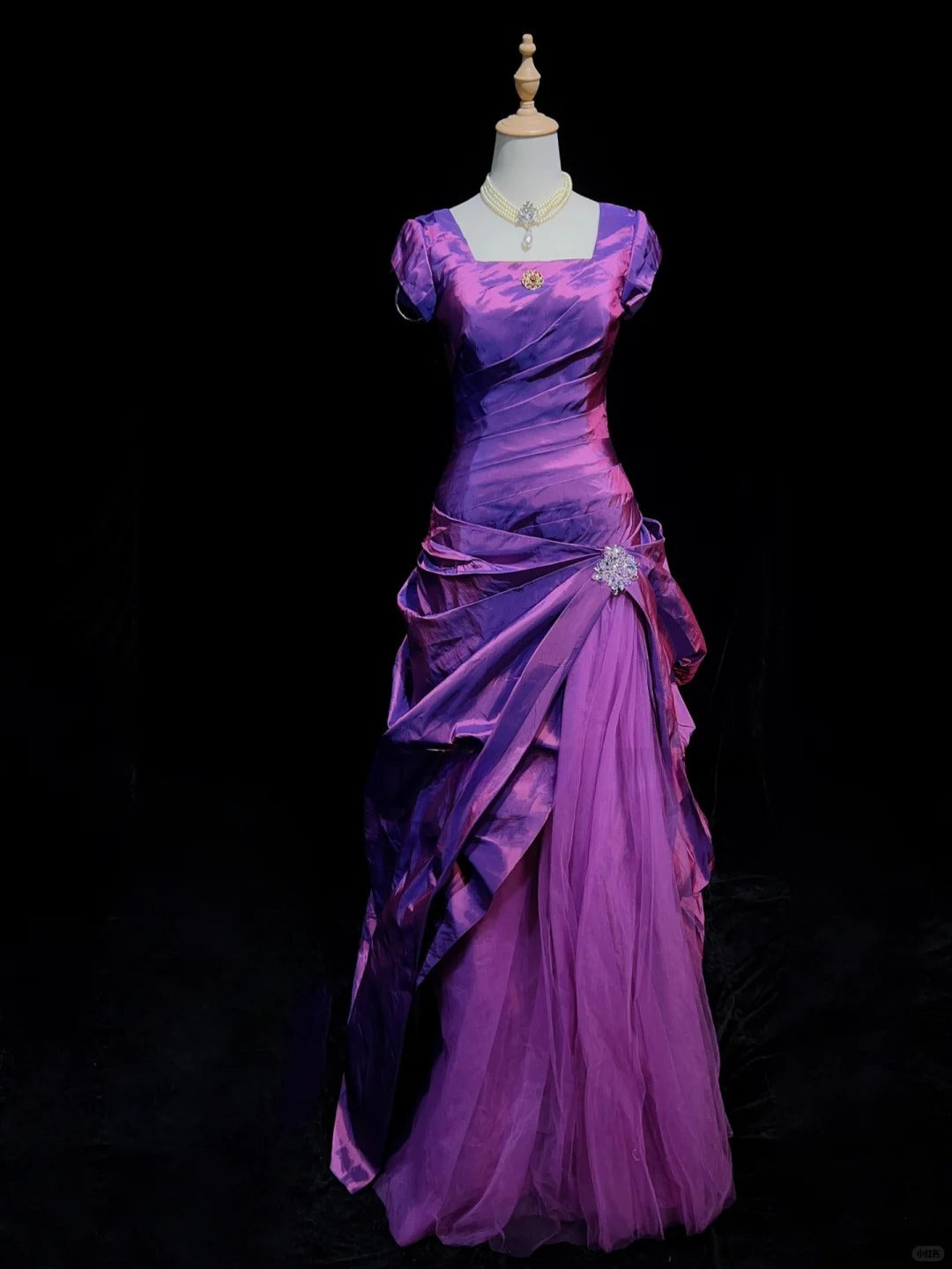 Jolie robe de bal à col carré et tulle plissé, robe de gala, robe de soirée D2607