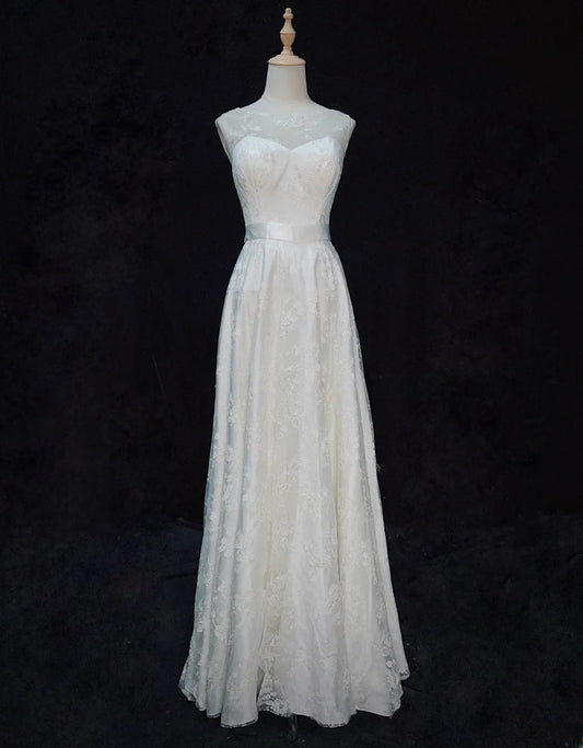 Elegantes A-Linien-Brautkleid mit Rundhalsausschnitt und Stickereien D2896