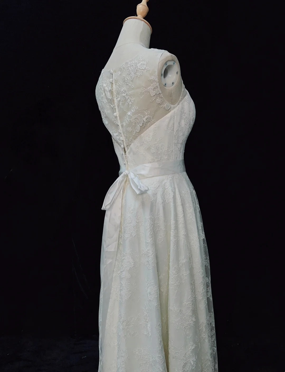 Robe de mariée élégante à col ras du cou et broderies D2896
