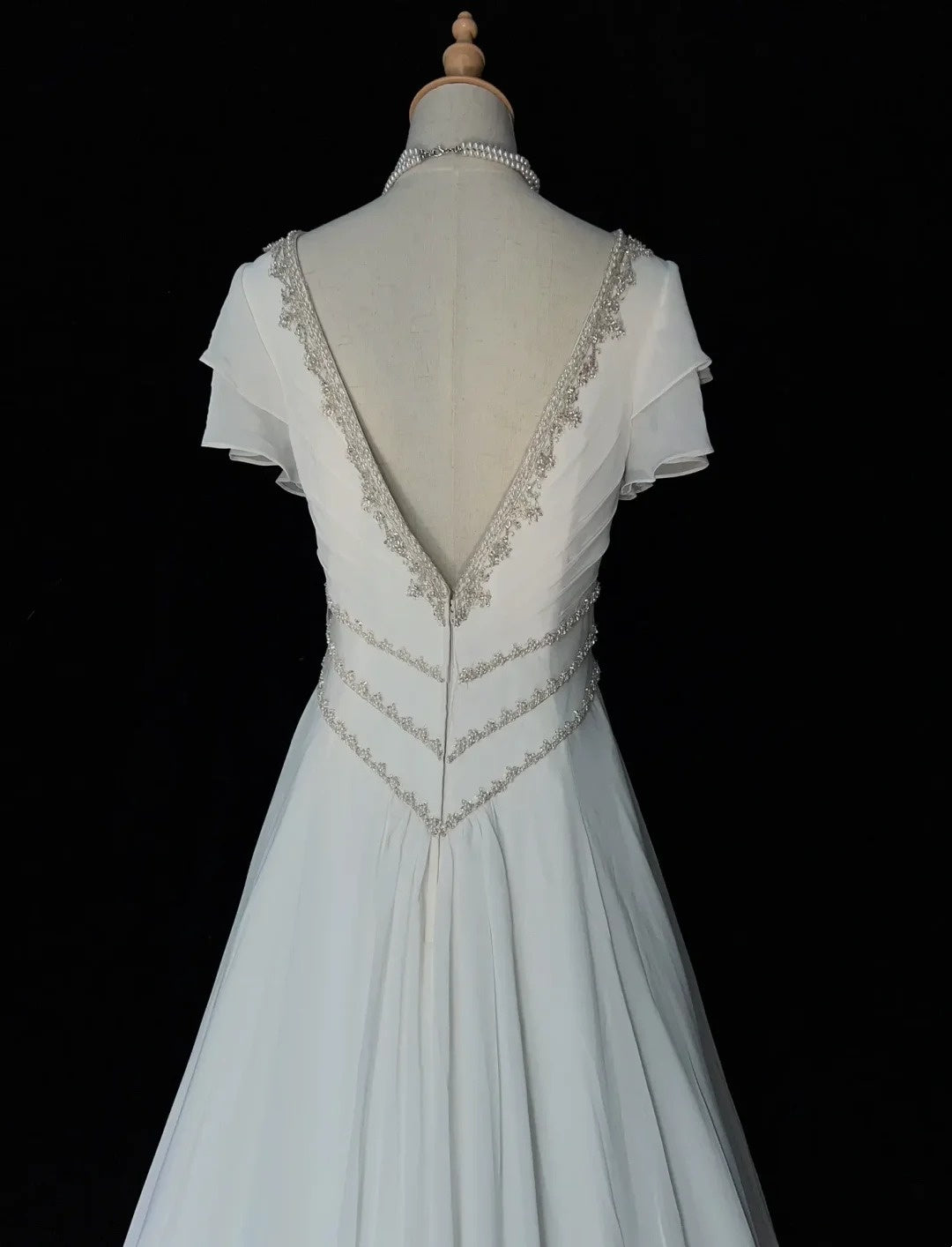 Robe de mariée élégante en dentelle, col en V, plissée et perlée, D2897