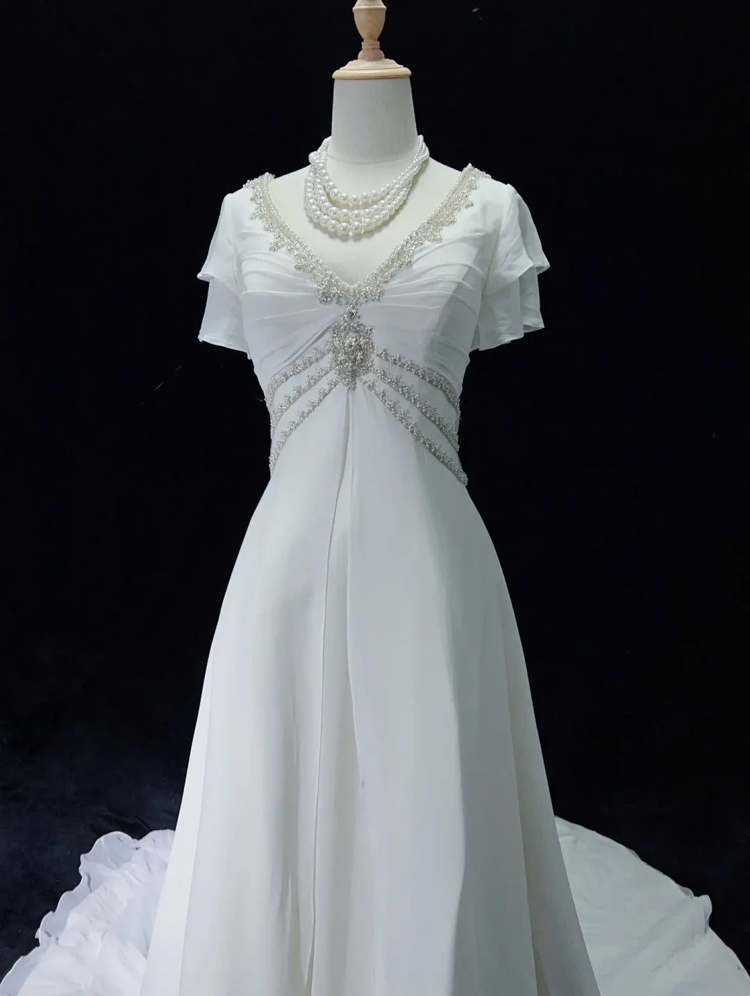 Robe de mariée élégante en dentelle, col en V, plissée et perlée, D2897