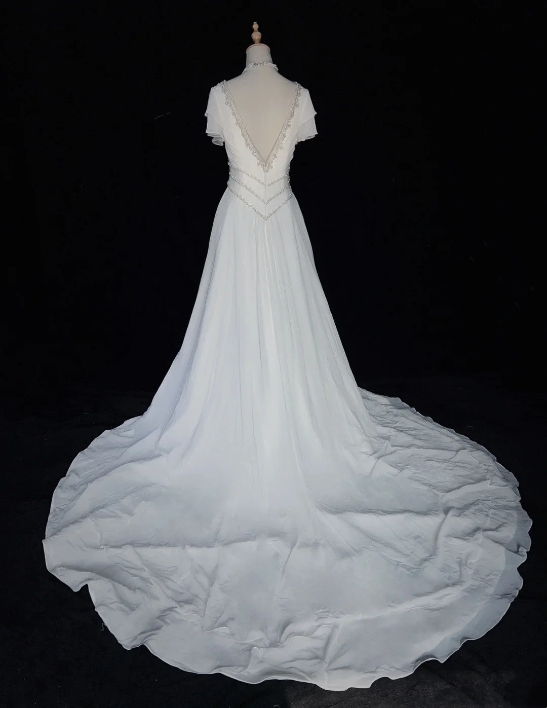 Robe de mariée élégante en dentelle, col en V, plissée et perlée, D2897