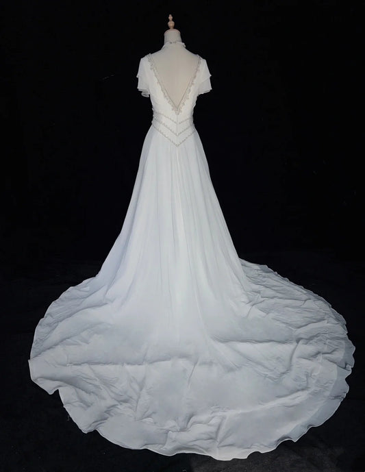 Elegantes A-Linie V-Ausschnitt Plissee Perlen Brautkleid D2897