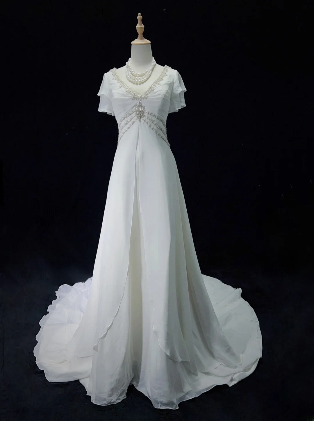 Robe de mariée élégante en dentelle, col en V, plissée et perlée, D2897