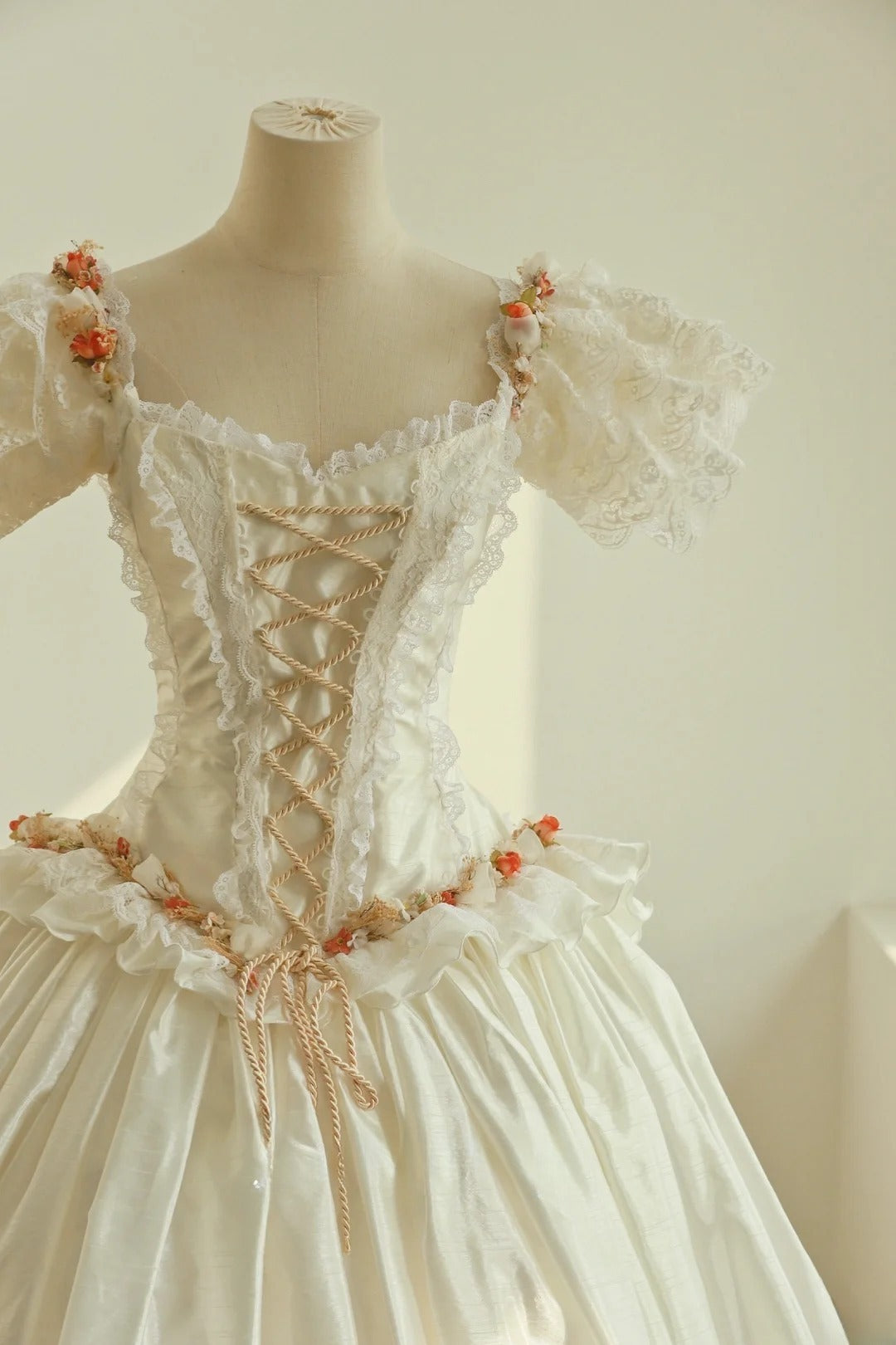 Robe de mariée élégante à col carré et volants en dentelle plissée D2998