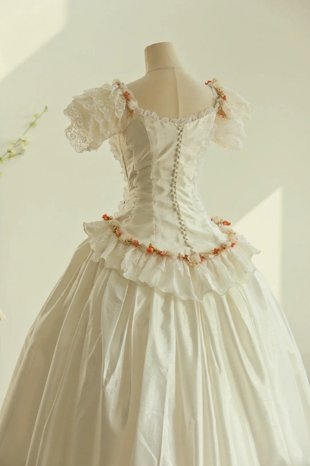 Robe de mariée élégante à col carré et volants en dentelle plissée D2998