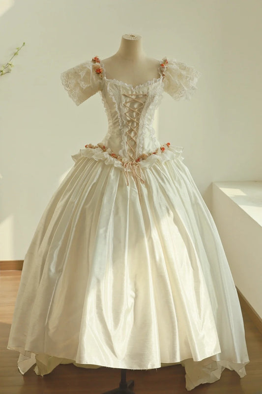 Elegantes Brautkleid mit quadratischem Ausschnitt und Spitzenrüschen und Plissee D2998