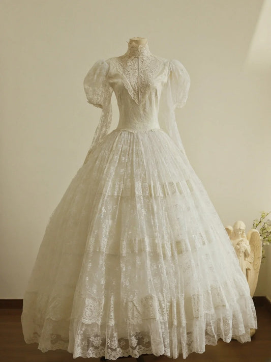 Charmantes Brautkleid mit hohem Kragen, Spitze, Plissee und Stufen D2999