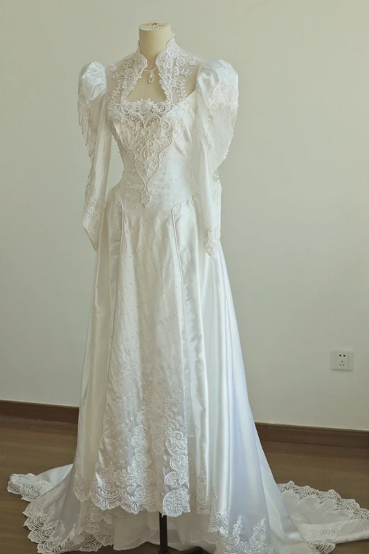 Elegantes rückenfreies Brautkleid mit hohem Kragen und Perlenspitze D3000