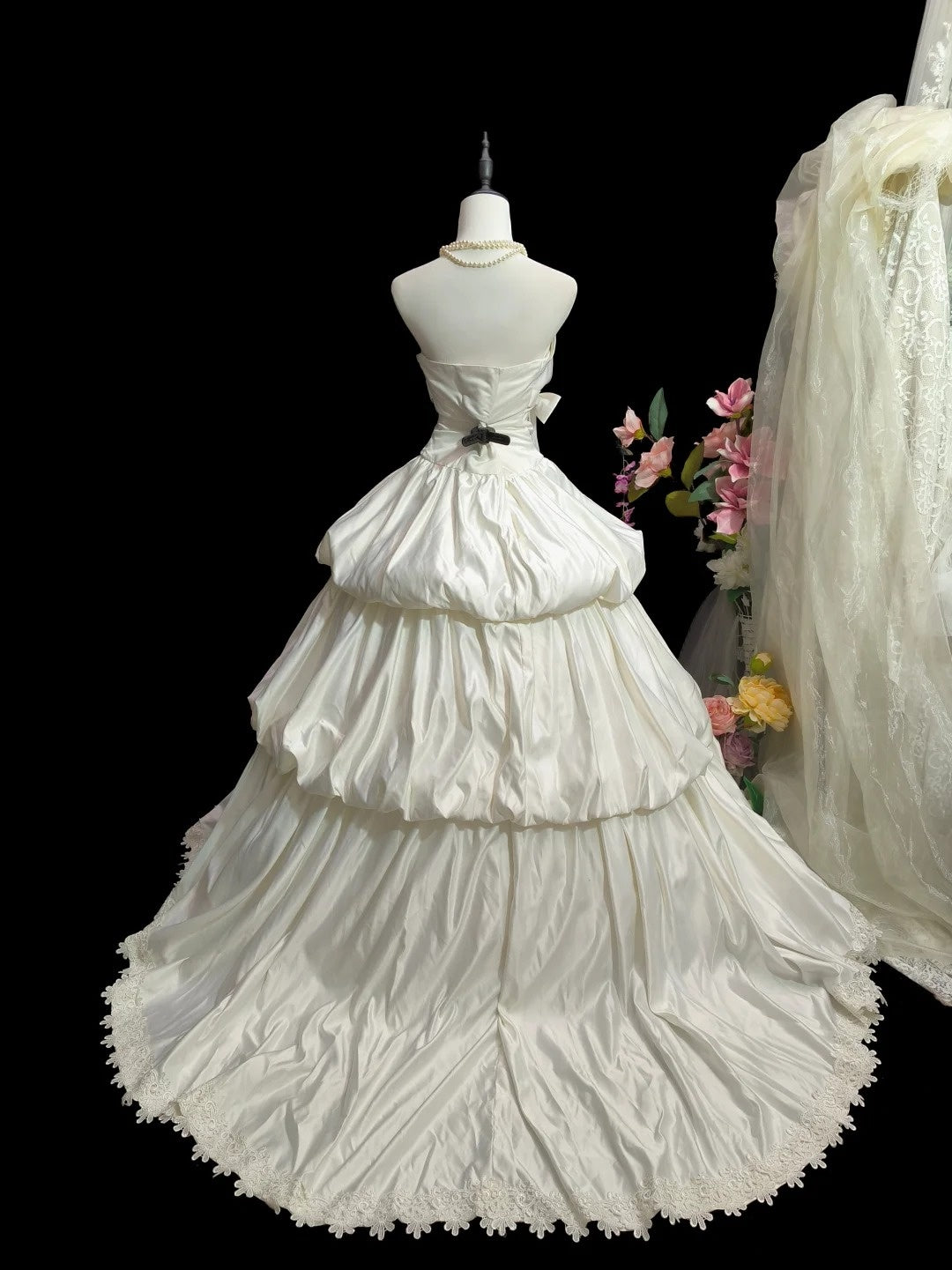 Elegant Strapless Pleated Wedding Gown Wedding Dress D3065