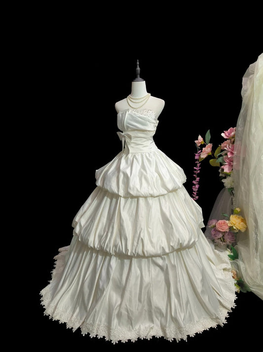 Robe de mariée élégante à col carré et à volants, plissée et perlée, D3078