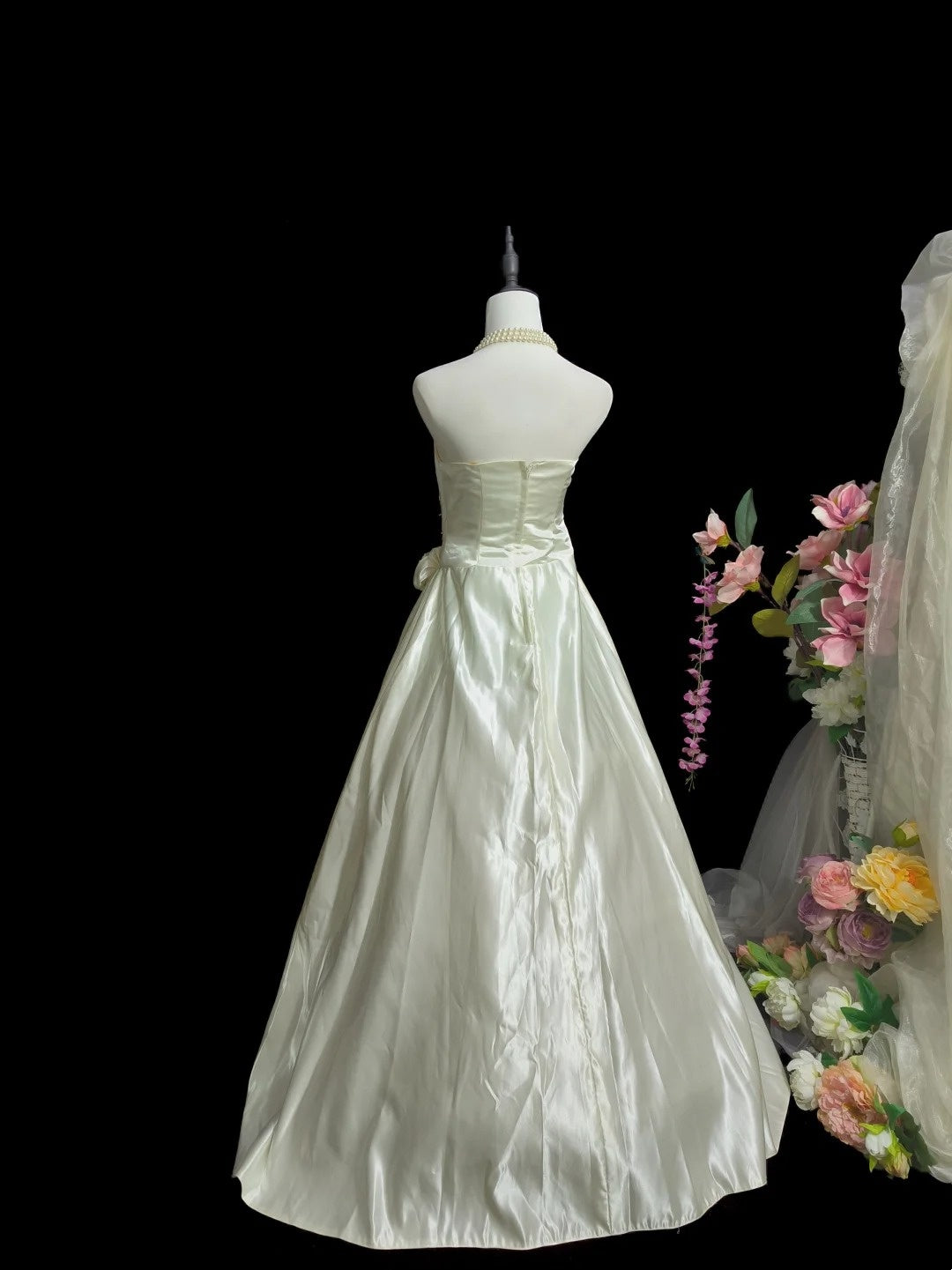 Elegantes trägerloses Brautkleid in A-Linie D3067