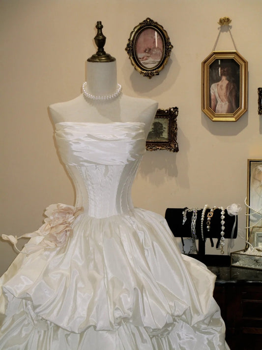 Robe de mariée élégante sans bretelles à fleurs plissées D3076