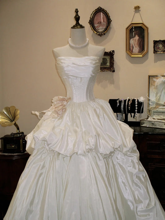 Robe de mariée élégante sans bretelles à fleurs plissées D3076