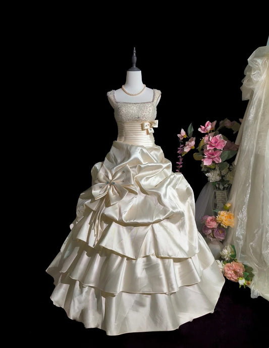 Robe de mariée élégante à col carré et à volants, plissée et perlée, D3078