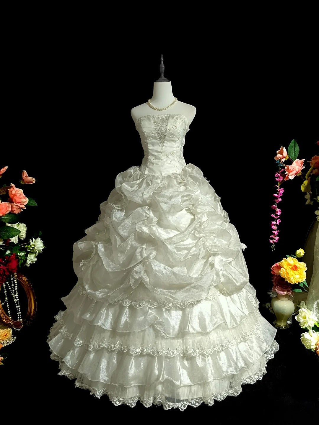 Robe de mariée élégante sans bretelles à volants et à volants D3107