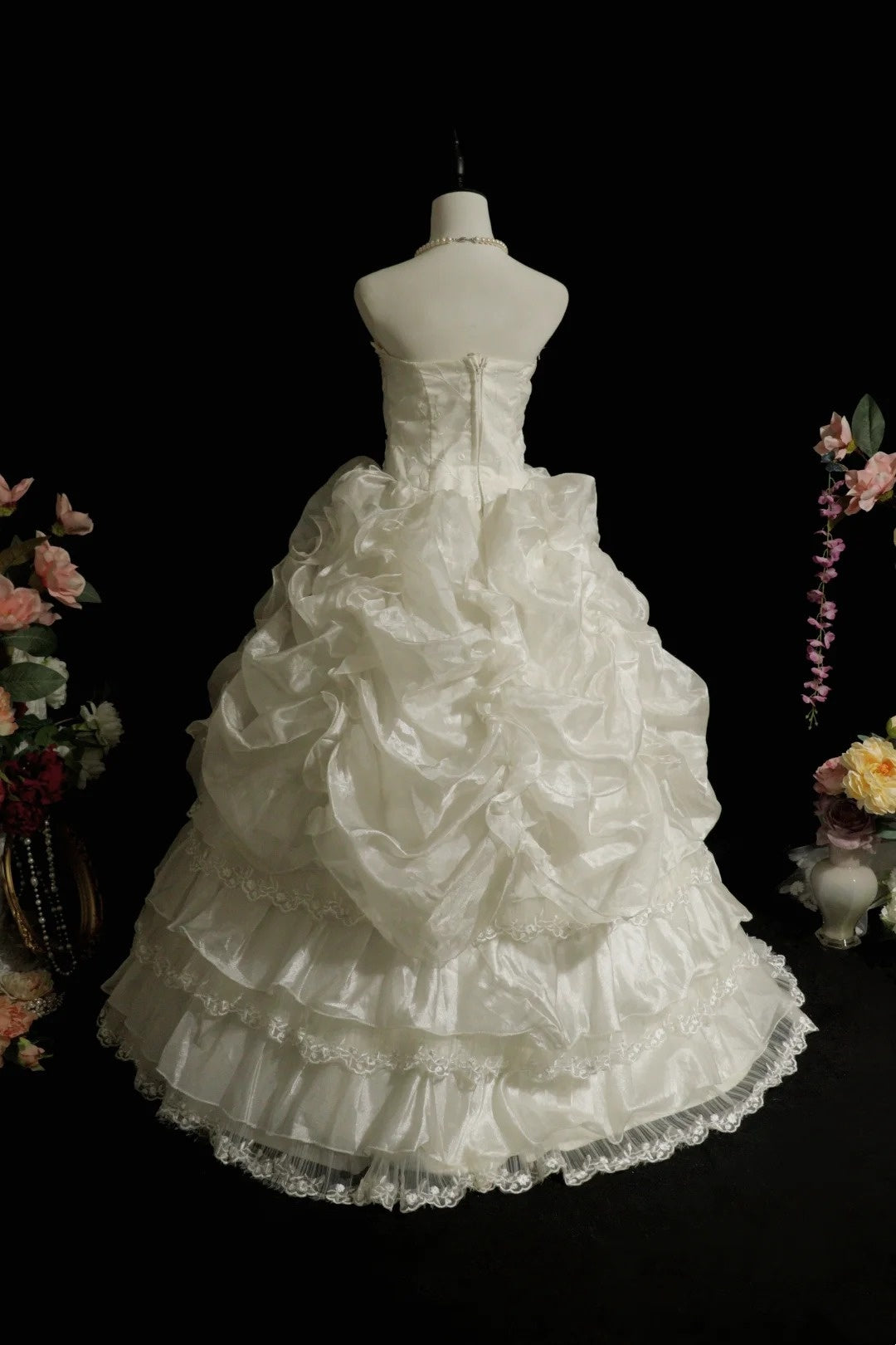 Robe de mariée élégante sans bretelles à volants et à volants D3107