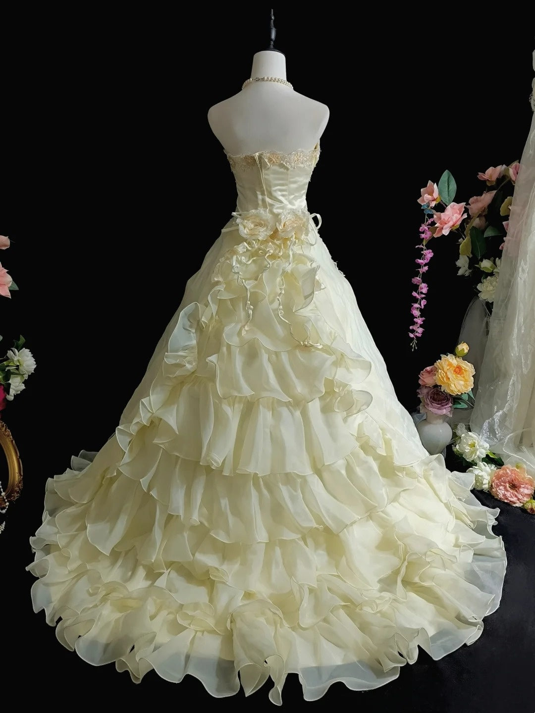 Retro Strapless Pleated Ruffle Tiered Wedding Dress D3108