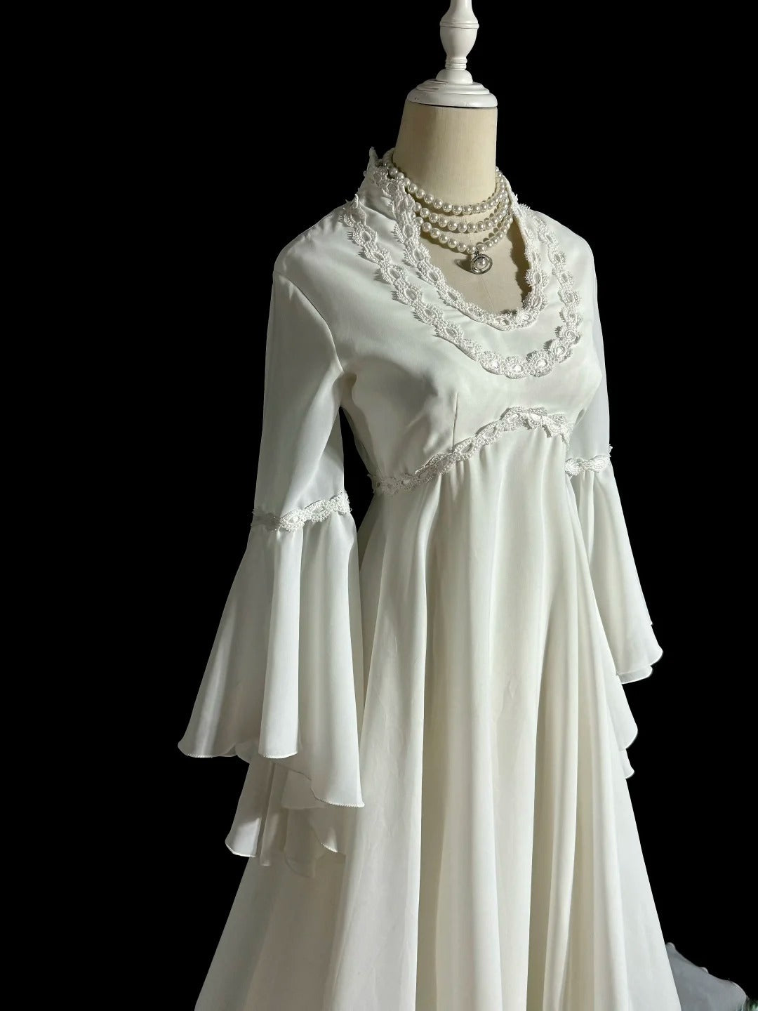 Robe de mariée élégante, coupe trapèze, col ras du cou, manches longues, D3181