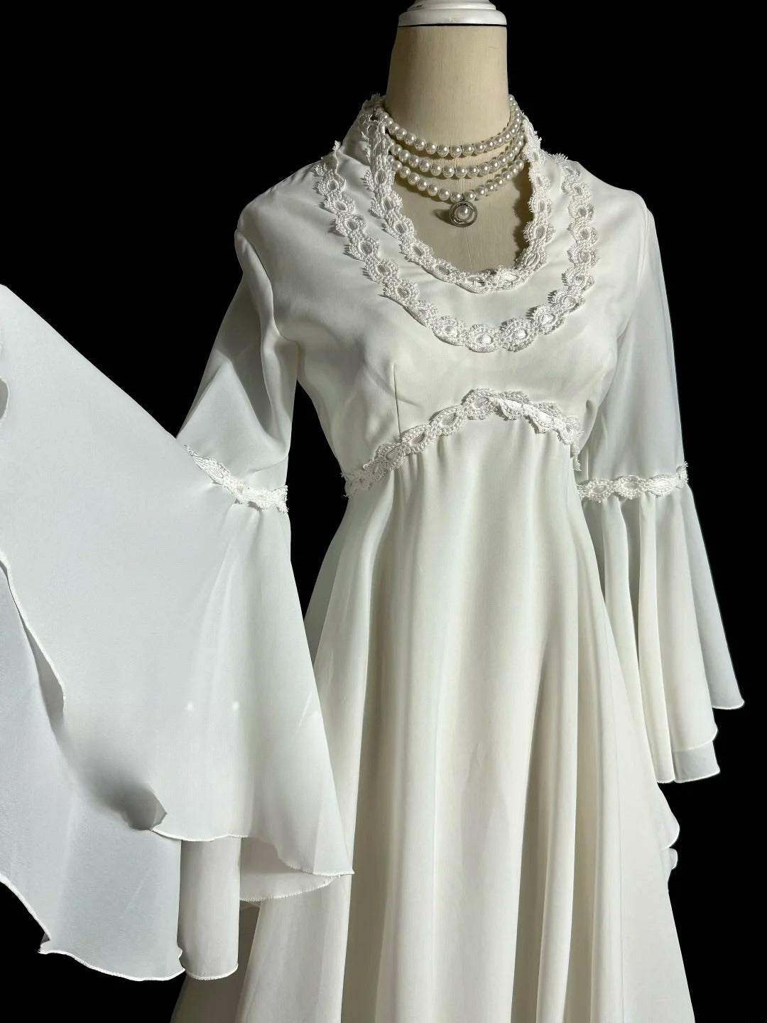 Robe de mariée élégante, coupe trapèze, col ras du cou, manches longues, D3181