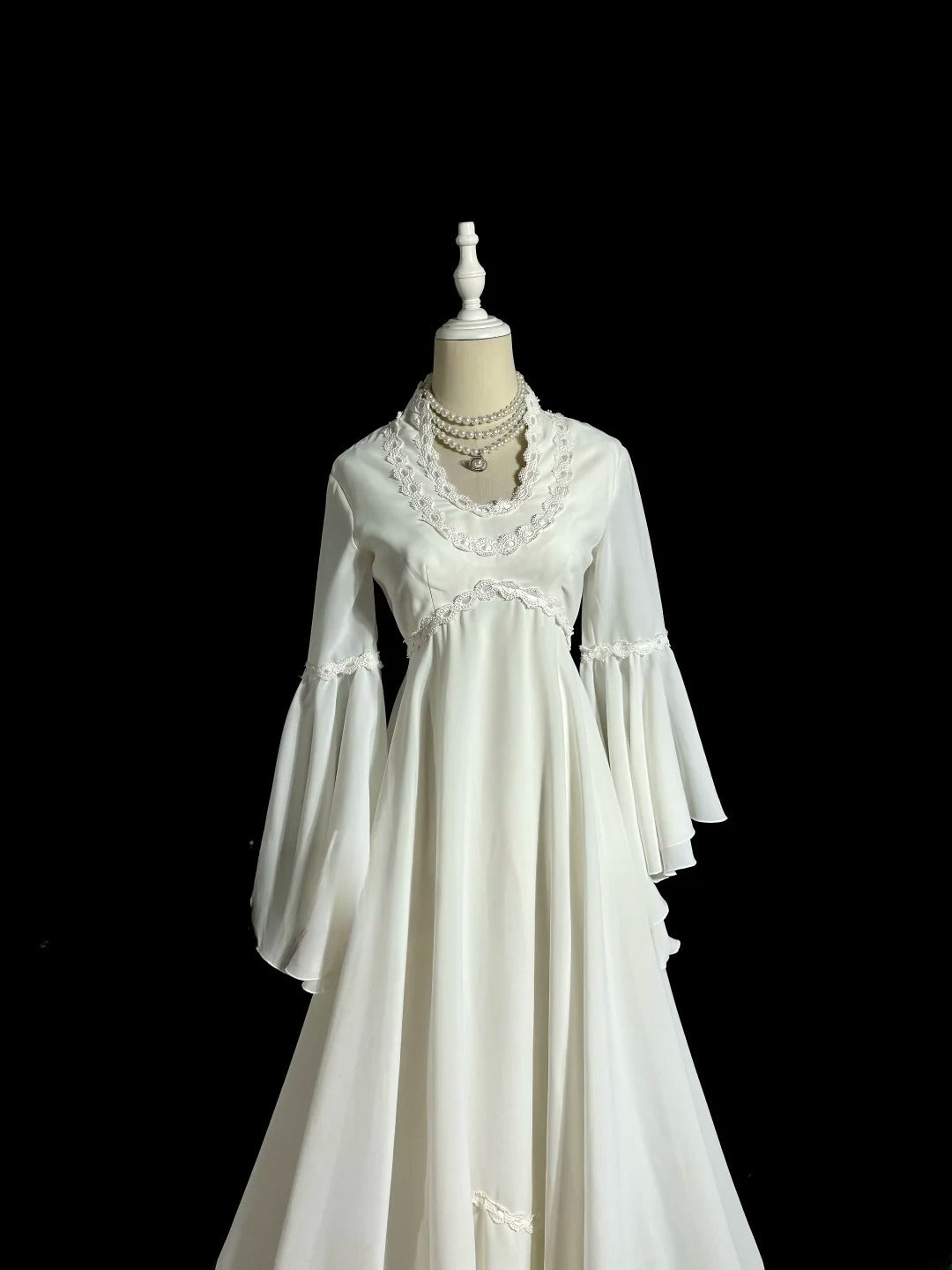 Robe de mariée élégante, coupe trapèze, col ras du cou, manches longues, D3181
