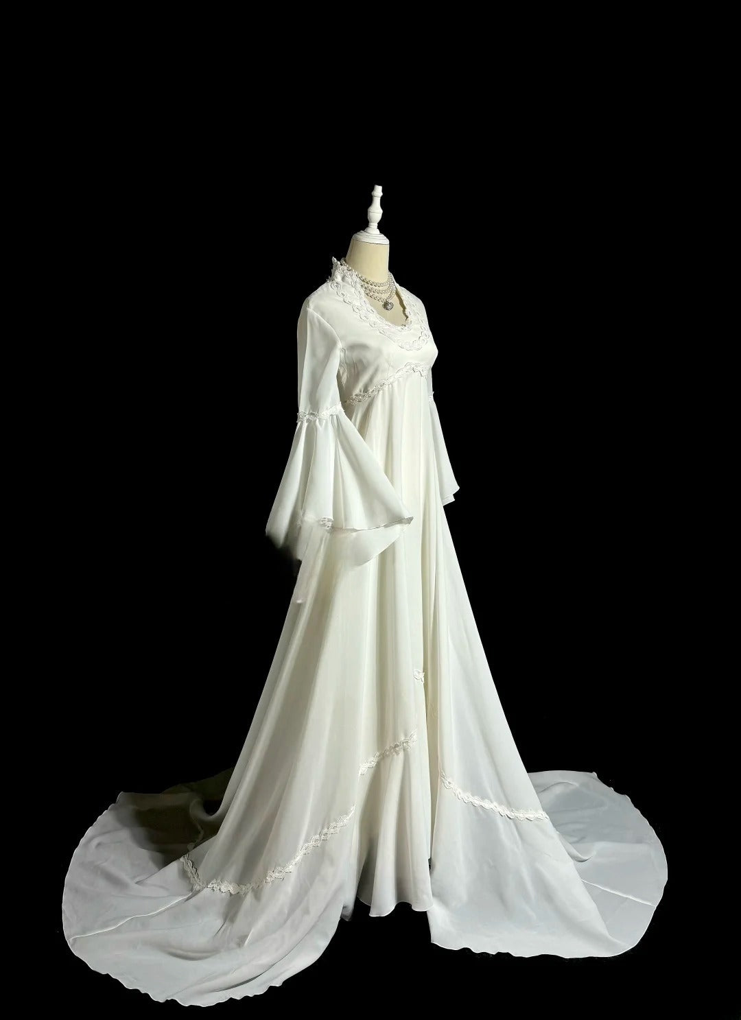 Robe de mariée élégante, coupe trapèze, col ras du cou, manches longues, D3181
