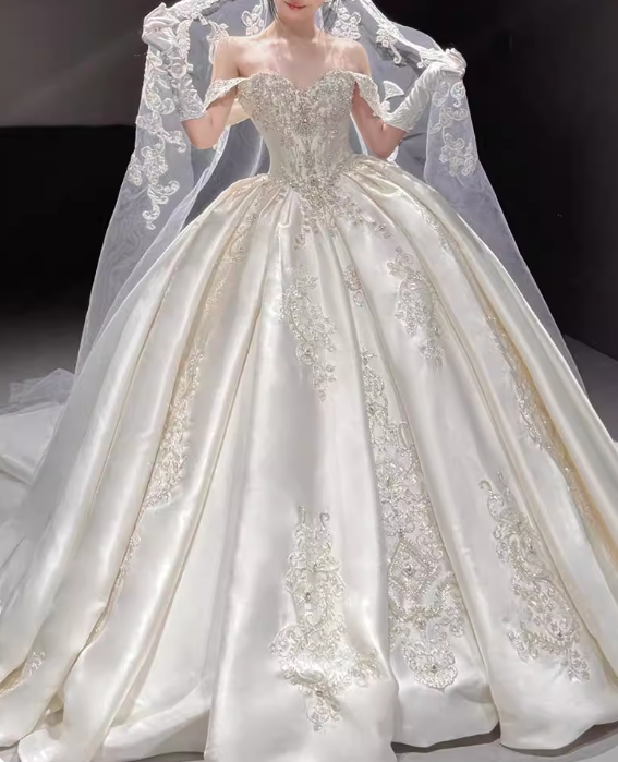 Robe de mariée romantique à épaules dénudées et plissée D3191