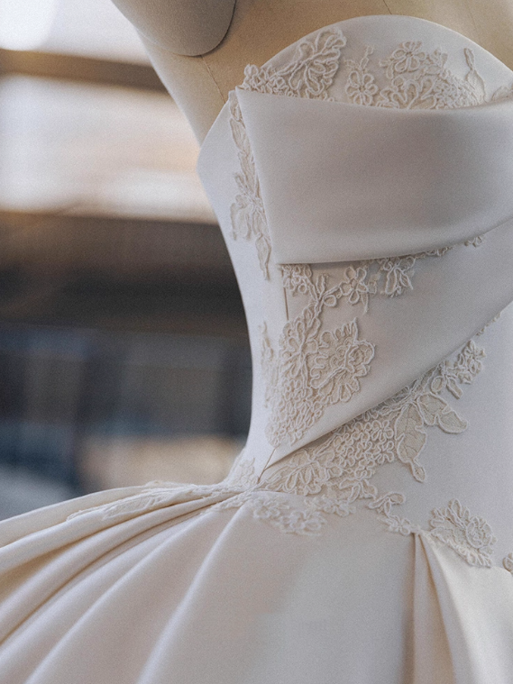 Robe de mariée élégante sans bretelles, robe de mariée plissée D3192