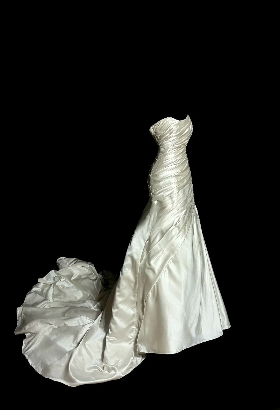 Robe de mariée minimaliste, coupe trapèze, sans bretelles, plissée, D3197
