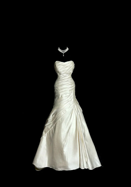 Minimalistisches Brautkleid A-Linie Trägerloses Plissee-Brautkleid D3197