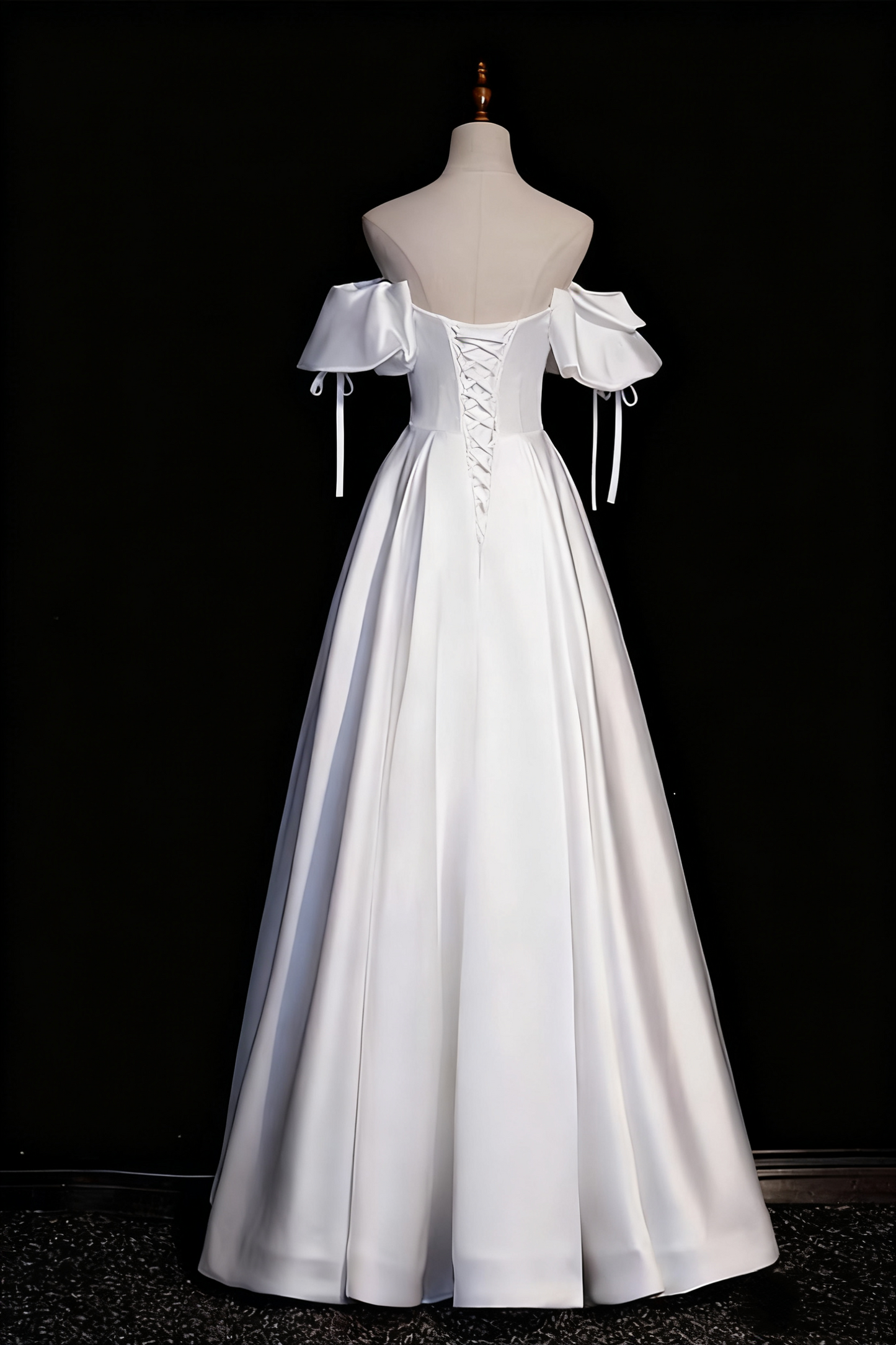 Robe de mariée élégante à volants et épaules dénudées D3296